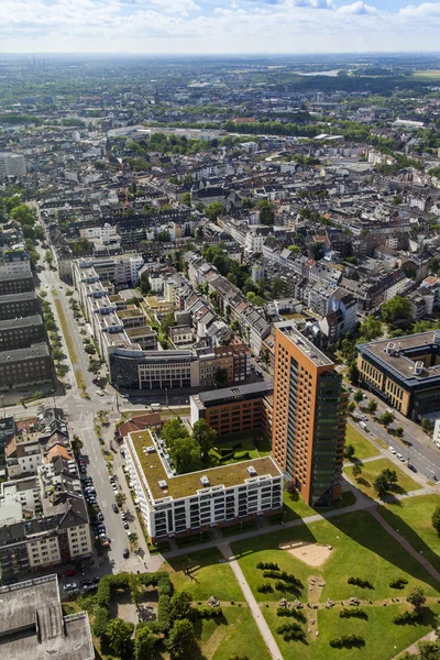 Dusseldorf, Alemania, el 6 de julio de 2014. Vista de la ciudad desde una plataforma de levantamiento de una torre de televisión - Reynturm —  Fotos de Stock