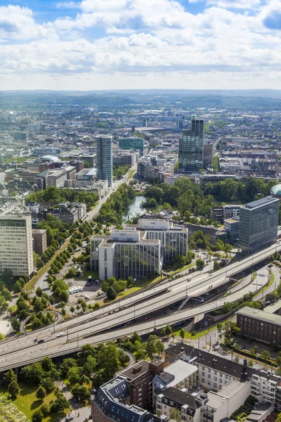 Dusseldorf, Německo, na 6 července 2014. pohled na město z průzkumu platformě televizní věž - reynturm — Stock fotografie