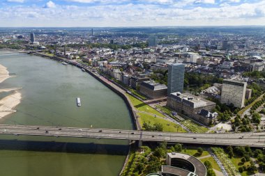 Dusseldorf, Almanya, 6 Temmuz 2014 tarihinde. View Anket platformu üzerinden Ren set of televizyon kulesi