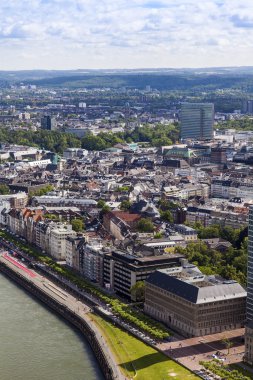 Dusseldorf, Almanya, 6 Temmuz 2014 tarihinde. View Anket platformu üzerinden Ren set of televizyon kulesi
