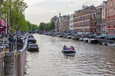 Amsterdam, Hollanda, 7 Temmuz 2014 tarihinde. tipik kentsel görünümü. kanal kıyısında eski evleri