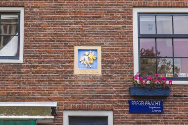 Amsterdam, Hollanda, cephe yanık tuğla inşa şehir evlerinin tipik mimari detaylar