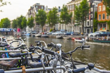 Amsterdam, Hollanda, 7 Temmuz 2014 tarihinde. kanal kıyısında bisiklet. Bisiklet taşıma Hollanda'da çok popüler türüdür