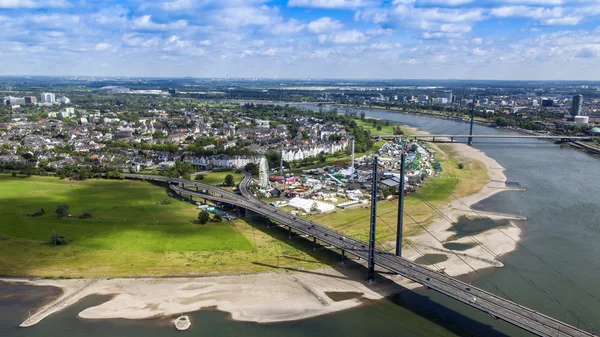 Düsseldorf, Deutschland, am 6. Juli 2014. Blick auf den Rheindamm von einer Vermessungsplattform auf einem Fernsehturm — Stockfoto