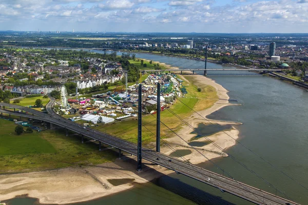 Düsseldorf, Deutschland, am 6. Juli 2014. Blick auf den Rheindamm von einer Vermessungsplattform auf einem Fernsehturm — Stockfoto