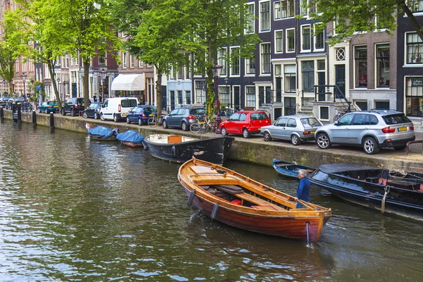 Amsterdam, Netherlands, on July 7, 2014. Typical urban view. Old houses on the bank of the channel — Stock Photo, Image