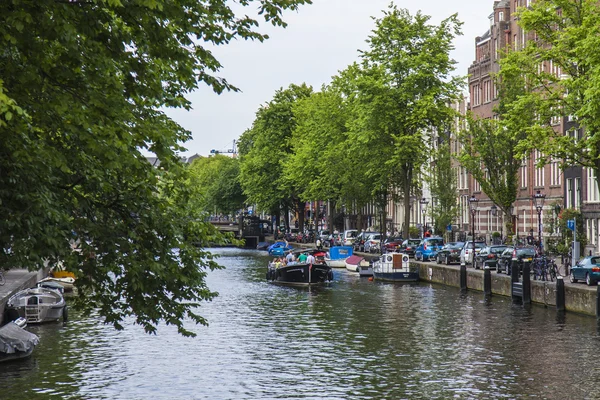 Ámsterdam, Países Bajos, 7 de julio de 2014. Típica vista urbana. Casas antiguas en la orilla del canal — Foto de Stock