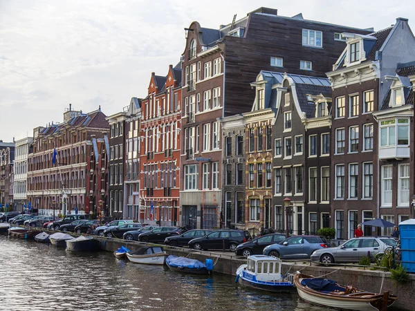 Amsterdã, Holanda, em 7 de julho de 2014. Vista urbana típica. Casas antigas na margem do canal — Fotografia de Stock