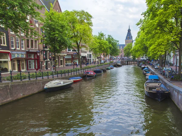 Amsterdam, Pays-Bas, le 7 juillet 2014. Vue urbaine typique. Vieilles maisons sur la rive du canal — Photo