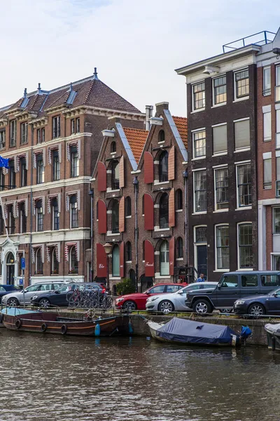 Amsterdam, Nizozemsko, na 7 červenci 2014. typický městský pohled. staré domy na břehu kanálu — Stock fotografie