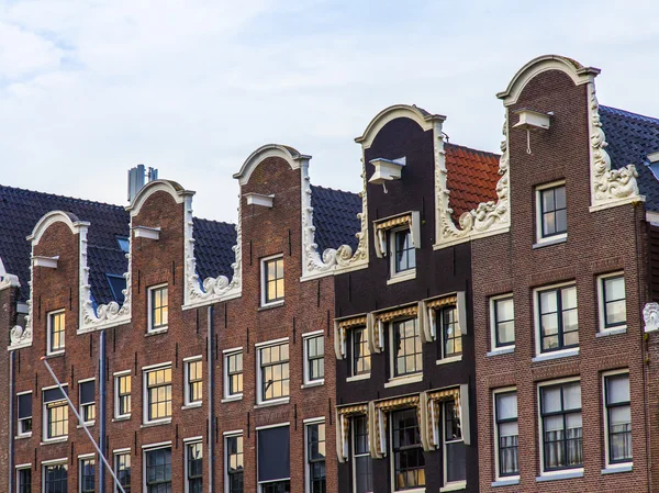 Amsterdã, Holanda, Detalhes arquitetônicos típicos de fachadas das casas de cidade construídas do tijolo queimado — Fotografia de Stock