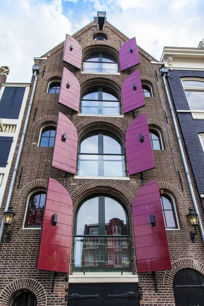 Amsterdam, Países Bajos, Detalles arquitectónicos típicos de las fachadas de las casas de la ciudad construidas con el ladrillo quemado — Foto de Stock