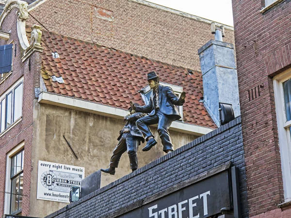 Амстердам, Нидерланды, 7 июля 2014 года. Современная скульптурная композиция на крыше старого дома — стоковое фото