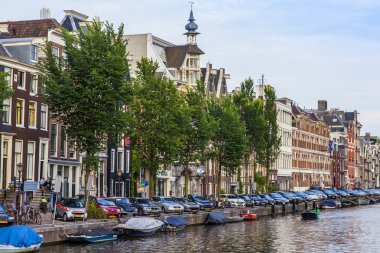 Amsterdam, Hollanda, 7 Temmuz 2014 tarihinde. Banka kanalı ve eski taş köprü evleriyle tipik kentsel görünümü