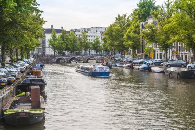 Amsterdam, Hollanda, 7 Temmuz 2014. Kanalın kıyısında evleri olan tipik şehir manzarası