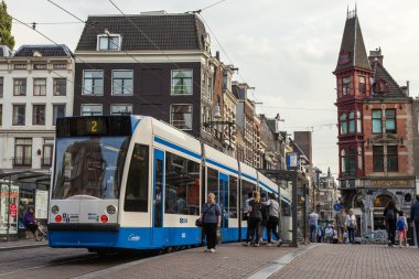 Amsterdam, Hollanda, 7 Temmuz 2014 tarihinde. turistler ve vatandaşların caddeden aşağı git