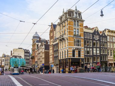 Amsterdam, Hollanda, 7 Temmuz 2014 tarihinde. turistler ve vatandaşların caddeden aşağı git