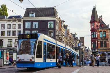 Amsterdam, Hollanda, 7 Temmuz 2014 tarihinde. turistler ve vatandaşların caddeden aşağı git