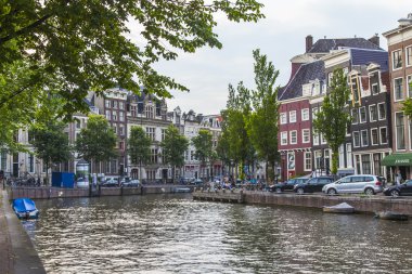 Amsterdam, Hollanda, 7 Temmuz 2014 tarihinde. Banka kanalı ve eski taş köprü evleriyle tipik kentsel görünümü