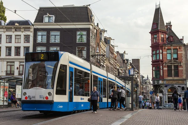 Amsterdam, Netherlands, on July 7, 2014. Tourists and citizens go down the street — Stock Photo, Image