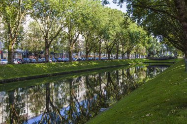 Dusseldorf, Almanya, 6 Temmuz 2014 tarihinde. kyonigsalley üzerinde bak. kenigsalley - şehir merkezi caddeleri