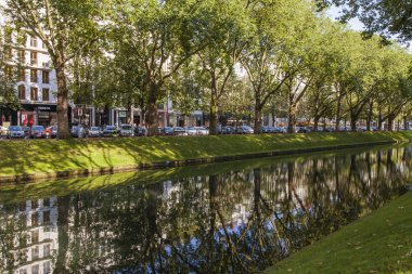Dusseldorf, Almanya, 6 Temmuz 2014 tarihinde. kyonigsalley üzerinde bak. kenigsalley - şehir merkezi caddeleri
