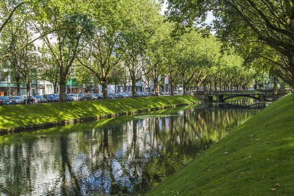 Dusseldorf, Alemania, el 6 de julio de 2014. Mira Kyonigsalley. Kenigsalley - una de las calles de la ciudad central — Foto de Stock