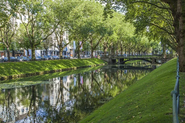 Dusseldorf, Alemania, el 6 de julio de 2014. Mira Kyonigsalley. Kenigsalley - una de las calles de la ciudad central — Foto de Stock