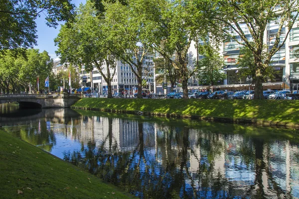 Dusseldorf, Alemania, el 6 de julio de 2014. Mira Kyonigsalley. Kenigsalley - una de las calles de la ciudad central — Foto de Stock