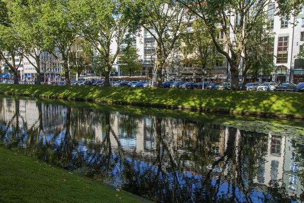 Dusseldorf, Alemanha, em 6 de julho de 2014. Olha para o Kyonigsalley. Kenigsalley - uma das ruas centrais da cidade — Fotografia de Stock