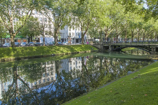 Düsseldorf, Niemcy, na 6 lipca 2014 roku. Spójrz na kyonigsalley. kenigsalley - jedna z ulic w centrum miasta — Zdjęcie stockowe