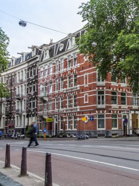 Amsterdam, Hollanda, 7 Temmuz 2014. Kanalın kıyısında evleri olan tipik şehir manzarası