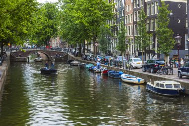 Amsterdam, Hollanda, 7 Temmuz 2014. Kanalın kıyısında evleri olan tipik şehir manzarası