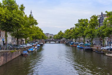 Amsterdam, Hollanda, 7 Temmuz 2014. Kanalın kıyısında evleri olan tipik şehir manzarası
