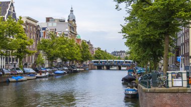 Amsterdam, Hollanda, 7 Temmuz 2014. Kanalın kıyısında evleri olan tipik şehir manzarası