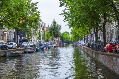 Amsterdam, Hollanda, 7 Temmuz 2014. Kanalın kıyısında evleri olan tipik şehir manzarası