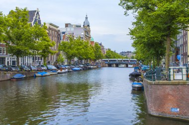 Amsterdam, Hollanda, 7 Temmuz 2014. Kanalın kıyısında evleri olan tipik şehir manzarası
