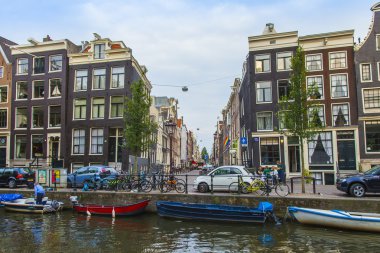 Amsterdam, Hollanda, 7 Temmuz 2014. Kanalın kıyısında evleri olan tipik şehir manzarası