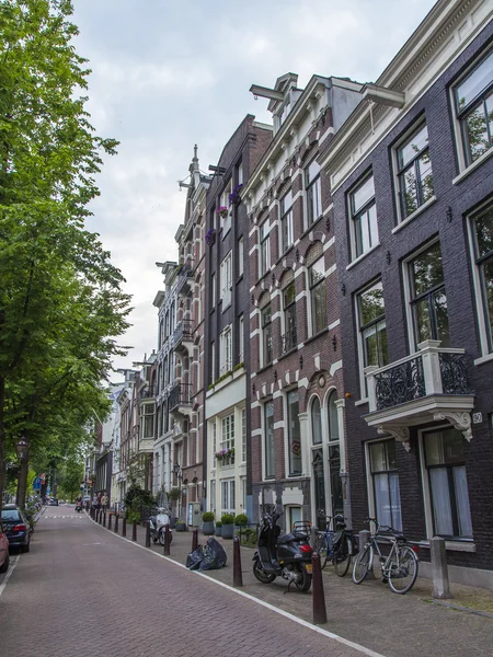 Amsterdam, Netherlands, on July 7, 2014. Typical urban view with houses on the bank of the channel — Stock Photo, Image