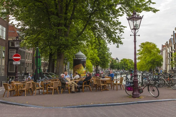 Amsterdam, Nederland, op 7 juli 2014. zomerterras op Dijk — Stockfoto