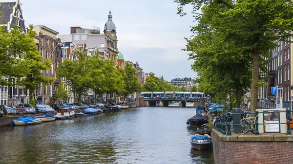 2014年7月7日、オランダのアムステルダム。チャンネルの銀行の家と典型的な都市の景色 — ストック写真