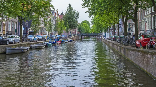 Amsterdam, op 7 juli 2014. Typisch stedelijk uitzicht met huizen aan de oever van het kanaal — Stockfoto