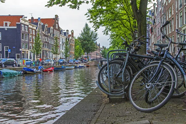 2014年7月7日，荷兰阿姆斯特丹。典型的城市景观，河堤上有房屋 — 图库照片