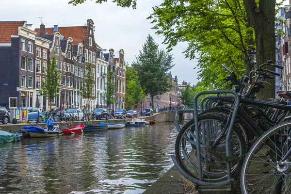 2014年7月7日，荷兰阿姆斯特丹。典型的城市景观，河堤上有房屋 — 图库照片