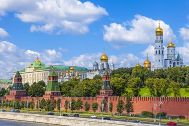 Moskova, Rusya, 26 Temmuz 2014 tarihinde. Moskova Nehri bolshoy moskvoretsky Köprüsü'nden kremlin ve Karbysheva set of görünümü