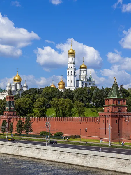 Mosca, Russia, il 26 luglio 2014. Veduta del Cremlino e del Cremlino Bancario del fiume Moskva dal ponte Bolshoy Moskvoretsky — Foto Stock