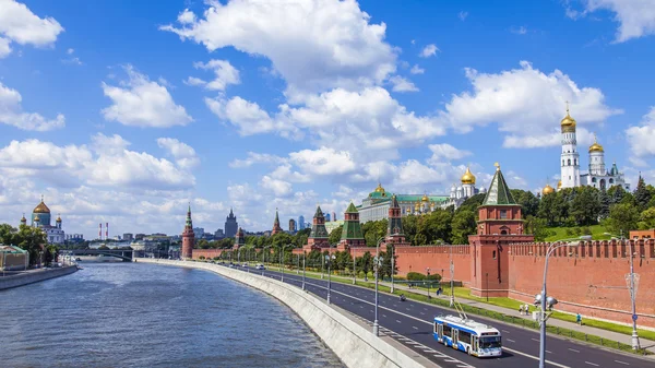 Moscou, Rússia, em 26 de julho de 2014. Vista do Kremlin e Kremlevskaya Embankment do Rio Moskva da Ponte Bolshoy Moskvoretsky — Fotografia de Stock