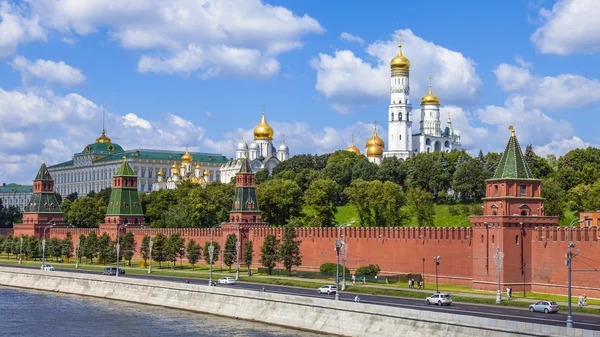 Moscú, Rusia, 26 de julio de 2014. Vista del Kremlin y Kremlevskaya Embankment del río Moskva desde el puente de Bolshoy Moskvoretsky — Foto de Stock