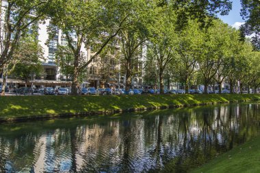 Dusseldorf, Almanya, 6 Temmuz 2014 tarihinde. kyonigsalley üzerinde bak. kenigsalley - şehir merkezi caddeleri