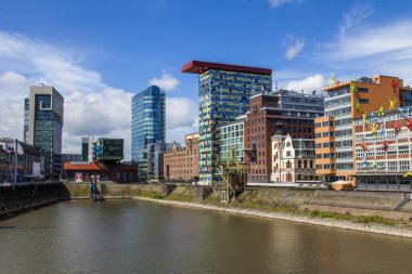 Düsseldorf, Niemcy, na 6 lipca 2014 roku. architektoniczny kompleks nabrzeże Renu w okolicy portu mediów